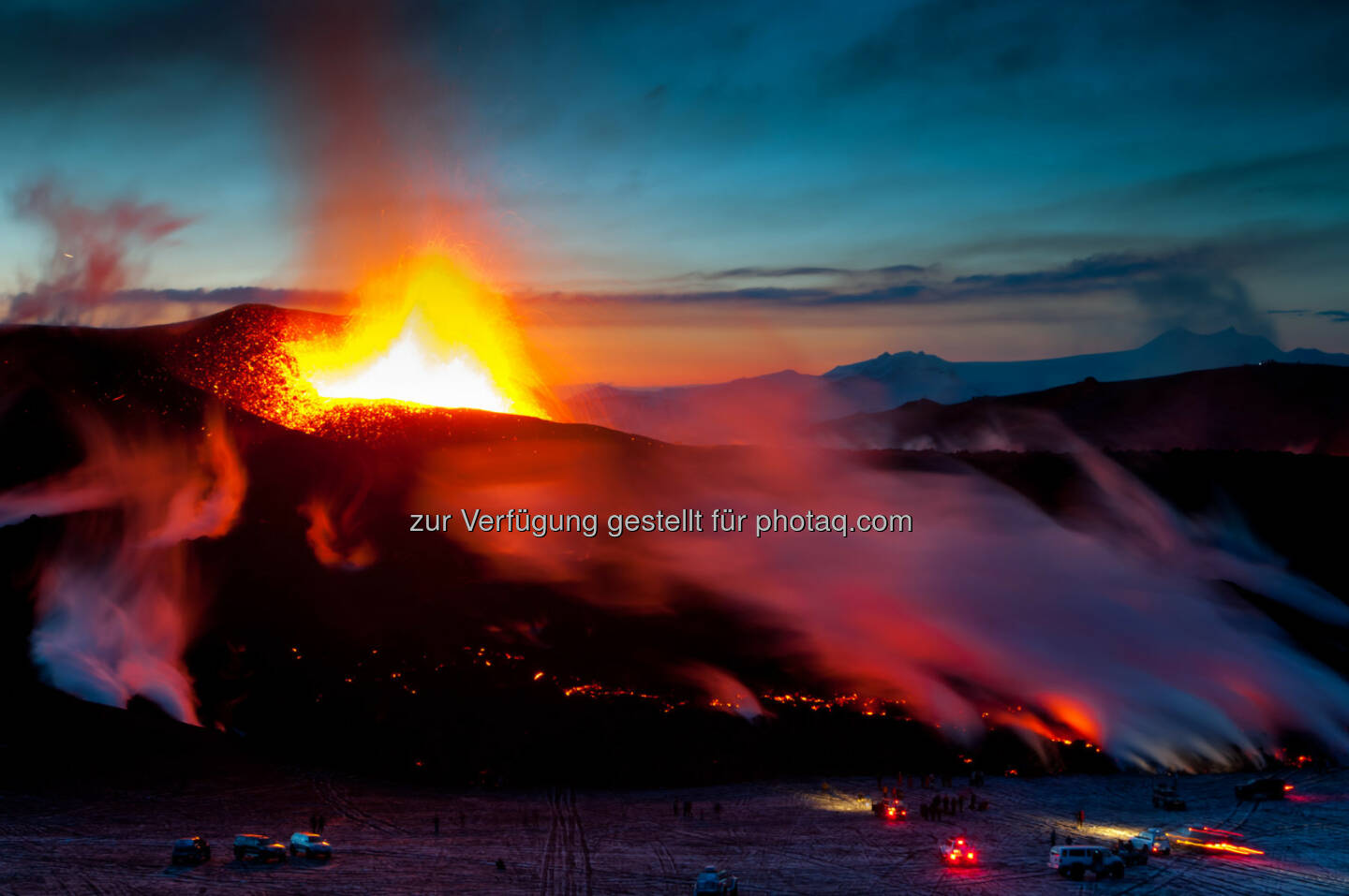 Menschen und Super-Jeeps am Lavastrom bei der Eruption des Vulkans Fimmvörðuháls, zwischen Mýrdalsjökull und Eyjafjallajökull, Hochland, Island : Die Photo+Adventure von 21. bis 22. November in der Messe Wien : Fototechnische Highlights, Trends bei individuellen Aktivreisen und rund 40 Reisevorträge: Foto-, Reisemesse und Festival in Einem : Fotocredit: Dirk Bleyer