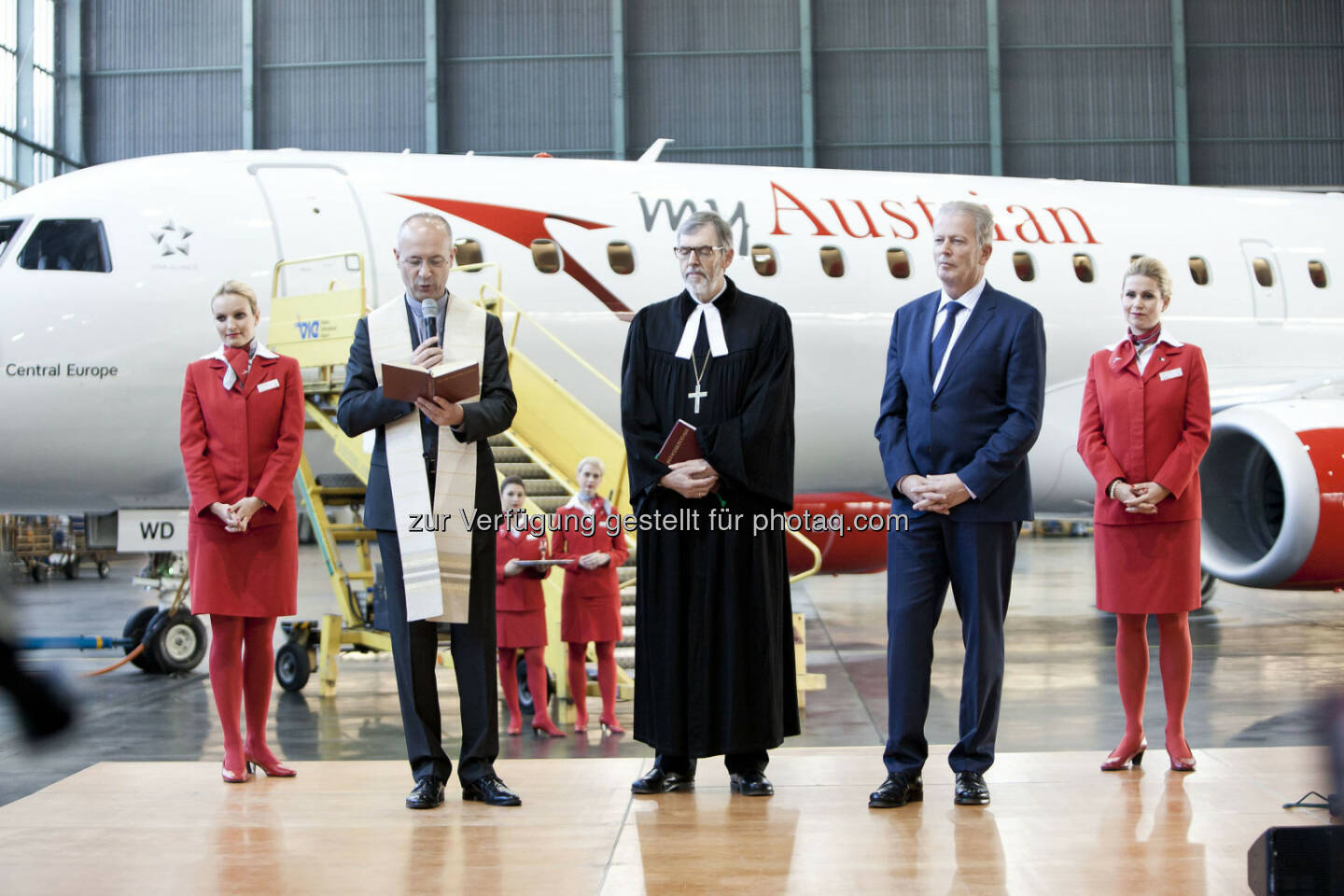 Toni Faber (Dompfarrer), Hansjörg Lein (Superintendent), Reinhold Mitterlehner (Wirtschaftsminister) : Flottenerneuerung: Taufe des OS Jet auf den Namen „Central Europe“ : Embraer-Jets ersetzen beginnend mit 2016 die Fokker-Flotte : Austrian Airlines investiert in 17 Jets mit einem Listenpreis von rund 900 Mio. USD : © Austrian Airlines – Michele Pauty