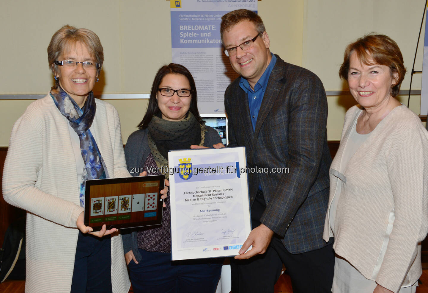 Petra Bohuslav (Landesrätin für Wirtschaft, Tourismus und Technologie), Sabine Sommer und Johannes Pflegerl (Ilse Arlt Institut für Soziale Inklusionsforschung, FH St. Pölten), Sonja Zwazl (Präs. Wirtschaftskammer NOe) : Innovationspreis NÖ : FH St. Pölten – Projekt Spiele- und Kommunikationsportal „Brelomate“ ausgezeichnet : Fotocredit: wknoe/Wagner