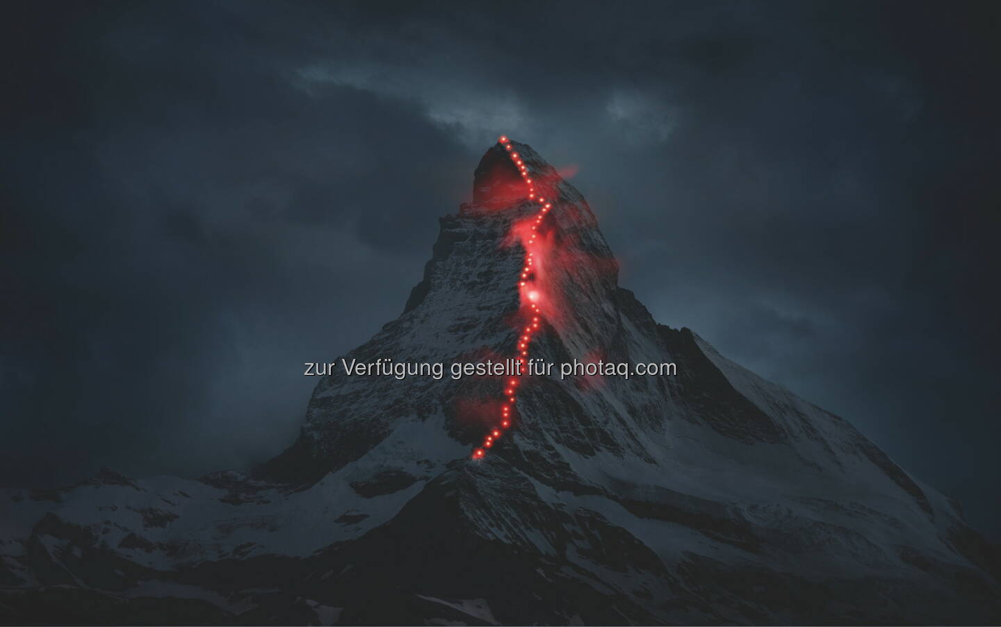 Matterhorn calling : Mammut gewinnt beim PR-Bild Award von news aktuell nicht nur den 1. Platz in der Kategorie Unternehmenskommunikation, sondern das Kampagnenbild Matterhorn calling wurde auch zum PR-Bild des Jahres 2015 gekürt : Das Bild wurde von der Agentur ErdmannPeisker konzipiert und vom Schweizer Bergsportfotografen Robert Bösch festgehalten. Die Lichtpunkte stammten von im Vorfeld installierten Lampen sowie von Stirnlampen zahlreicher Bergsteiger (Zermatter Bergführer und Mammut Mitarbeiter) : Fotocredit: obs/Mammut/Robert Bösch/erdmannpeisker