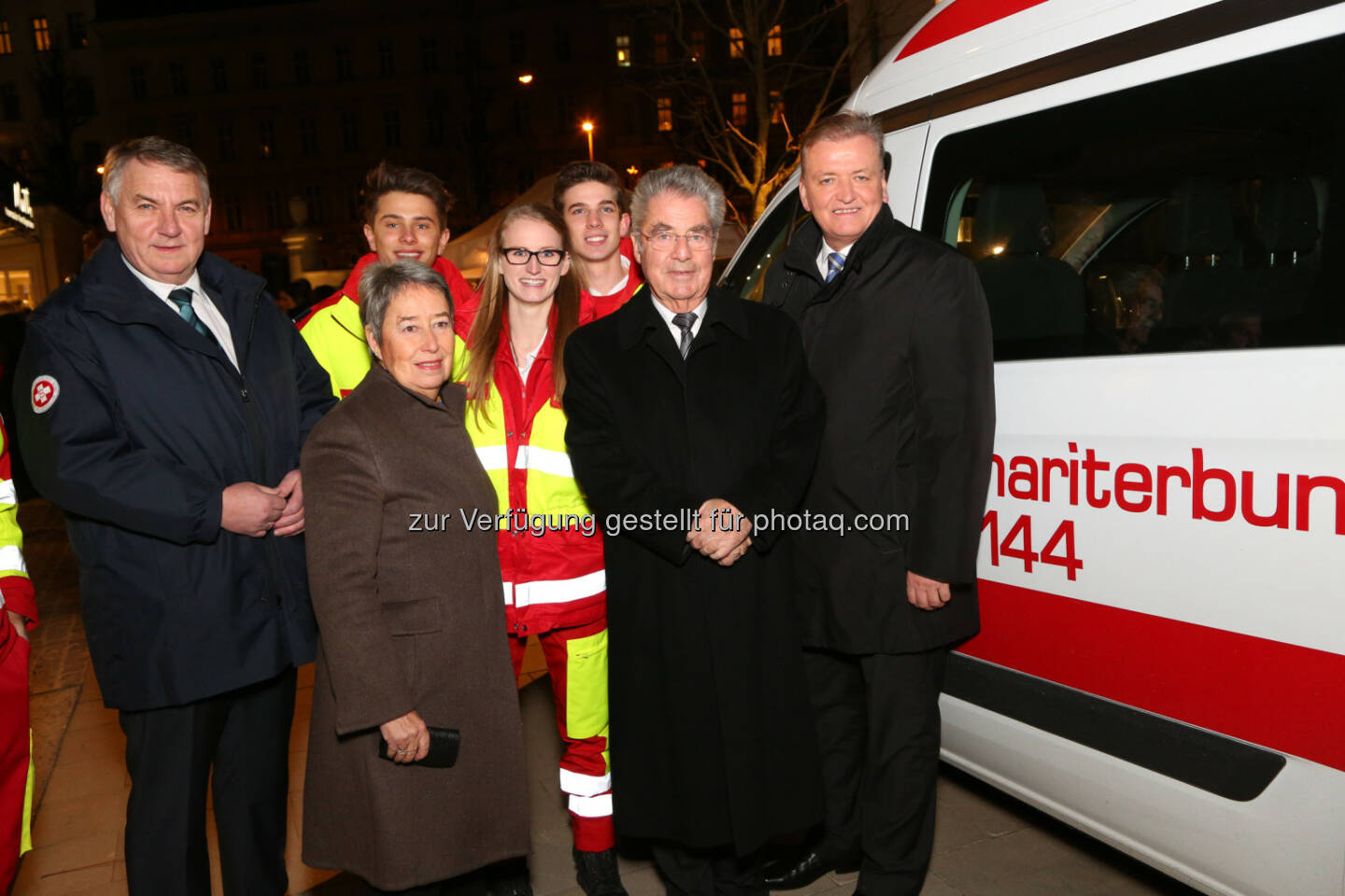 Reinhard Hundsmüller (Asbö-Bundesgeschäftsführer), Margit Fischer, Heinz Fischer (Bundespräsident), Franz Schnabl (Asbö-Präsident) mit SamariterInnen : Benefizkonzert zugunsten des Samariterbund-Nikolauszuges für rund 700 sozial benachteiligte Kinder : Fotocredit: Arbeiter-Samariter-Bund Österreichs/APA-Fotoservice/Schedl