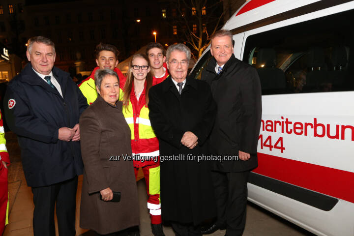 Reinhard Hundsmüller (Asbö-Bundesgeschäftsführer), Margit Fischer, Heinz Fischer (Bundespräsident), Franz Schnabl (Asbö-Präsident) mit SamariterInnen : Benefizkonzert zugunsten des Samariterbund-Nikolauszuges für rund 700 sozial benachteiligte Kinder : Fotocredit: Arbeiter-Samariter-Bund Österreichs/APA-Fotoservice/Schedl
