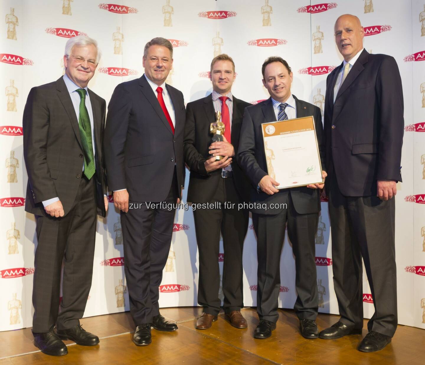 Richard Leutner, Vorstand Agrarmarkt Austria; BM Andrä Rupprechter; Hermann Gruber, Produktionsleiter Werk- Feldkirchen; Reinhard Rosenauer, Marketing Berglandmilch; Michael Blass, GF AMA-Marketing GesmbH : Beste Käseprodukte Österreichs wurden ausgezeichnet: 3 Käse-Kaiser 2016 für die Marken Schärdinger bzw. Tirol Milch : 
Berglandmilch wurde mit 3 goldenen Statuen für Schärdinger bzw. Tirol Milch Käsespezialitäten prämiert : Fotocredit: Agrarmarkt Austria Marketing GesmbH