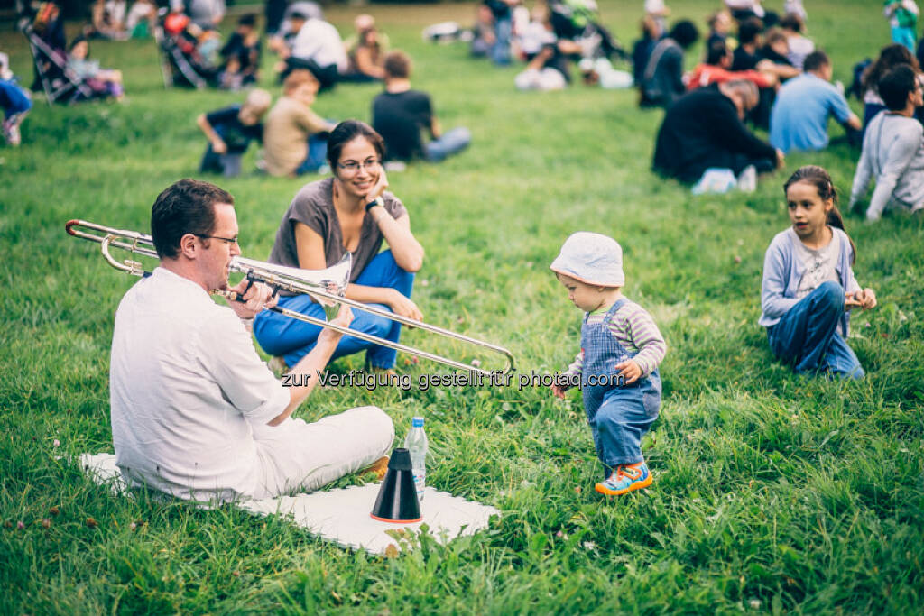 Artur Zagajewski (Festival in Polen “Kleiner Warschauer Herbst”) : Neue Musik : Von der Nische zur Szene : Festivals für Neue Musik prägen zusehends das urbane Kulturleben. Ein Projekt des Wissenschaftsfonds FWF (Leiterin: Simone Heilgendorff, Fachbereich für Kunst, Musik und Tanzwissenschaft der Universität Salzburg) beschreibt anhand von drei internationalen Beispielen die Entstehung und Wirkung dieser zeitgenössischen Plattformen : Fotocredit: Warschauer Herbst/Grzegorz Mart, © Aussender (16.11.2015) 