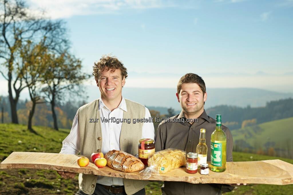 Klaus Bauernfeind (Obmann BioRegion Mühlviertel), Daniel Breitenfellner (GF BioRegion Mühlviertel) : BioRegion Mühlviertel schafft Arbeitsplätze : Erster Auftritt auf der Messe Bio Österreich : Mit einem eigenen „Dorf“ mit 13 Ausstellern präsentierte sich die BioRegion Mühlviertel auf der Messe „Bio Österreich“ in Wieselburg : Fotocredit: BioRegion Mühlviertel/Riener, © Aussender (16.11.2015) 