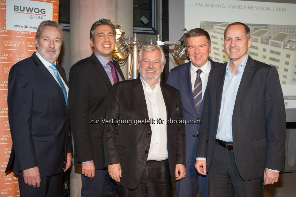 Josef Kaindl (Bezirksvorsteher Stv. Favoriten), Andreas Holler (Buwog-GF Property Development), Peter Podsedensek (Architekt Podsedensek), Alfred Vandrovec (Porr), Klaus Rabenseifer (Porr) : Dachgleiche der beiden Wohnprojekte Skytower und Sky6 im neuen Hauptbahnhofviertel : © Buwog/Stephan Huger, © Aussendung (16.11.2015) 