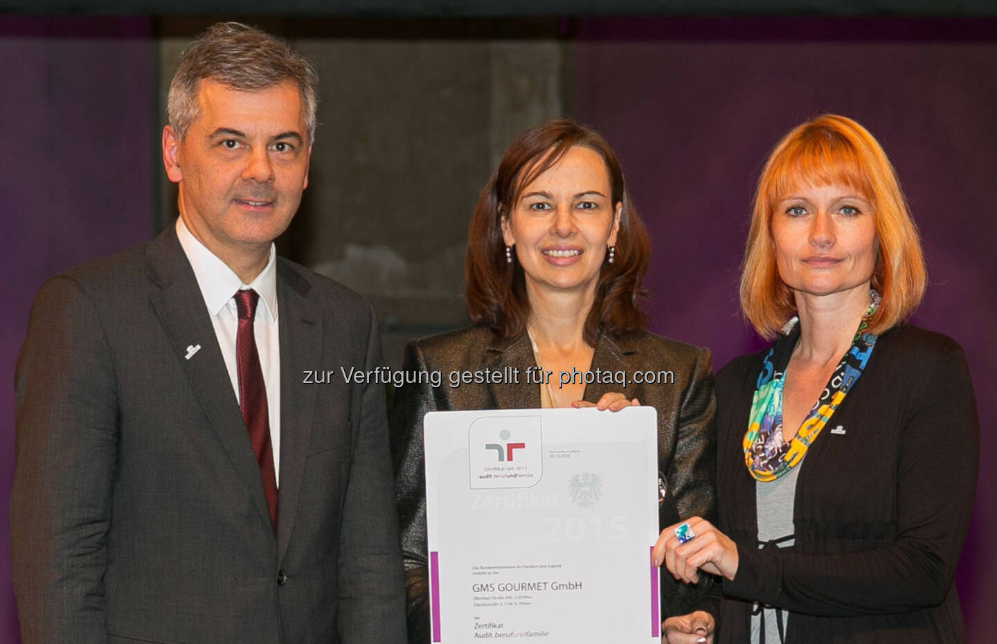 Johann Pinterits (GF Gourmet), Sophie Karmasin (Familienministerin), Renate Berg-Zelko (Frauen- und Familienbeauftragte bei Gourmet) : Familienministerin Karmasin zeichnet Gourmet für engagierte familienorientierte Personal- und Unternehmenspolitik mit staatlichem Gütezeichen für Familienfreundlichkeit aus : Fotocredit: Harald Schlossko