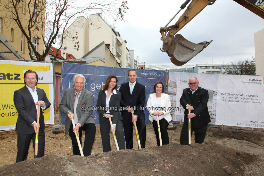 Manfred Kräftner (BIP Immobilien Development GmbH), Peter Kriz (Bezirksvorsteher-Stv. Wien 11), Elisabeth Binder (Raiffeisen Vorsorgewohnungserrichtungs GmbH), Johann Breiteneder (BIP Immobilien Development GmbH), Marion Weinberger-Fritz (Raiffeisen Vorsorgewohnungserrichtungs GmbH), Josef Pongratz (Pongratz Bau GmbH) : Auf nach Simmering – zur Vorsorge : Spatenstichfeier für ein neues Wohnhaus von RVW und BIP in der Sedlitzkygasse 36 : Fotocredit: Hetzmannseder/RVW, © Aussendung (16.11.2015) 