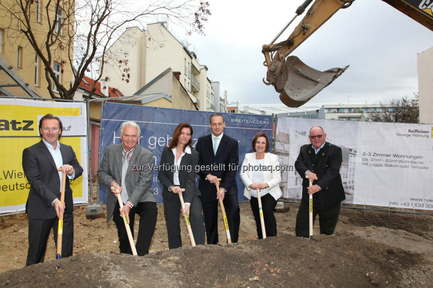 Manfred Kräftner (BIP Immobilien Development GmbH), Peter Kriz (Bezirksvorsteher-Stv. Wien 11), Elisabeth Binder (Raiffeisen Vorsorgewohnungserrichtungs GmbH), Johann Breiteneder (BIP Immobilien Development GmbH), Marion Weinberger-Fritz (Raiffeisen Vorsorgewohnungserrichtungs GmbH), Josef Pongratz (Pongratz Bau GmbH) : Auf nach Simmering – zur Vorsorge : Spatenstichfeier für ein neues Wohnhaus von RVW und BIP in der Sedlitzkygasse 36 : Fotocredit: Hetzmannseder/RVW