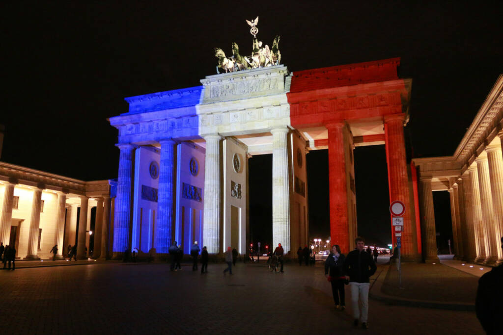 Brandenburger Tor in den Farben Frankreichs, Paris, Attentat, <a href=http://www.shutterstock.com/gallery-320989p1.html?cr=00&pl=edit-00>360b</a> / <a href=http://www.shutterstock.com/editorial?cr=00&pl=edit-00>Shutterstock.com</a>, 360b / Shutterstock.com, © www.shutterstock.com (17.11.2015) 