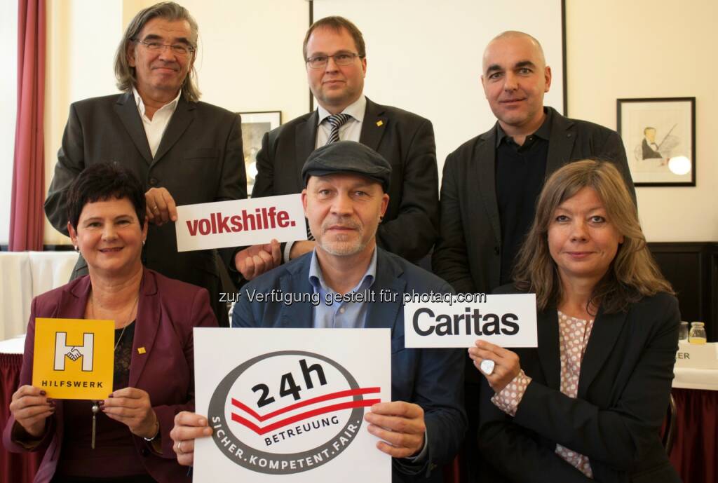 Karin Fürst (GF Hilfswerk Personaldienstleistungs-GmbH), Rainer Zeithammel (GF 24h Personenbetreuung GmbH - Volkshilfe Österreich), Erich Fenninger (GF Volkshilfe Österreich), Walter Marschitz (GF Hilfswerk Österreich), Bernd Wachter (Generalsekretär Caritas Österreich), Irene Pichler (GF Verein „Caritas Rundum Zuhause betreut“) : 24-Stunden-Betreuung: Qualität wird sichtbar : Caritas, Hilfswerk und Volkshilfe präsentieren gemeinsamen Standard mit Label: Sicher –Kompetent - Fair : Fotocredit: Hilfswerk/Gunzer, © Aussender (17.11.2015) 