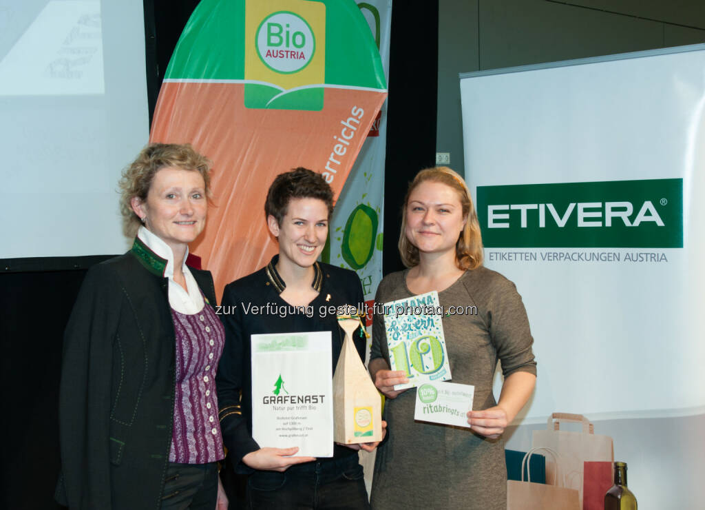 Gertraud Grabmann (Bio Austria Obfrau), Rita Huber (GF von Rita bringt's), Verena Auberger (Marketing und Vertrieb Bio Austria Nö, Wien) : Beste Bio-Gastronomiebetriebe Österreichs gekürt : Schützenwirt aus St. Jakob und Rita bringt’s aus Wien holen sich erste Bio-Gastro-Trophy von Bio Austria - Preisübergabe im Rahmen der Messe Bio Österreich : Fotocredit: Messe Wieselburg/Roschmann, © Aussendung (17.11.2015) 