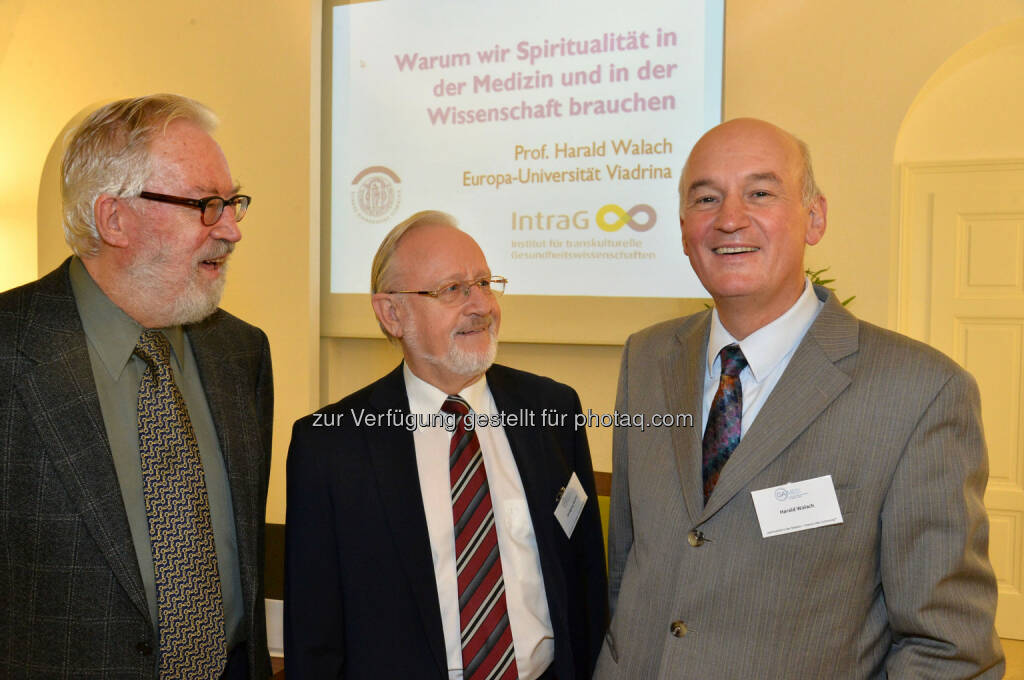 Herbert Pietschmann (Physiker), Wolfgang Marktl (Präsident Gamed), Harald Walach (Institut transkulturelle Gesundheitswissenschaften/IntraG, Europa-Universität Viadrina, Frankfurt/Oder) : Symposium der Wiener Internationalen Akademie für Ganzheitsmedizin (Gamed): „Spiritualität in der Medizin – Chance oder Zumutung?“ : Lange Zeit schien Spiritualität in der rein naturwissenschaftlich orientierten Medizin keinen Platz zu haben. Heute wird jedoch zunehmend ihre Bedeutung (wieder-)erkannt : Fotocredit: ©wdw/Denk, © Aussender (17.11.2015) 