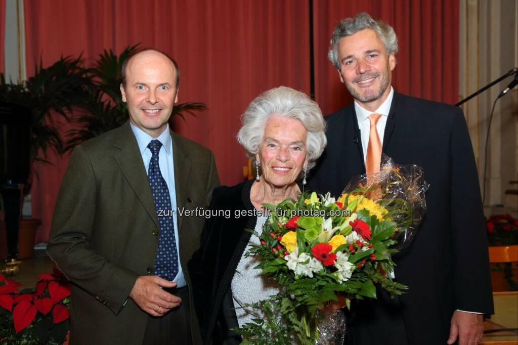 Wolfgang Huber (Haus der Barmherzigkeit), Inge Hungerleider (Vizepräsidentin Internationales Komitee für freiwillige Sozialhilfe), Peter Edelmann (Opernsänger) : Das diesjährige Benefizkonzert des Internationalen Komitees für freiwillige Sozialhilfe am Dienstag brachte dem Haus der Barmherzigkeit eine vorläufige Spende von 7.400 Euro : Fotocredit: Haus der Barmherzigkeit/APA-Fotoservice/Schedl, © Aussender (18.11.2015) 