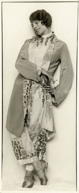 Trude Fleischmann (1895–1990): Die Tänzerin Tilly Losch (1903-1975), um 1925, Fotografie auf Papier, 22 × 9 cm : Flüchtige Schönheit: JTI Austria präsentiert ein Stück Zeitgeschichte im Leopold Museum : Kunst und Design der 1920er Jahre aus der JTI Collection Vienna : Fotocredit: Imagno/Austrian Archives, © Aussendung (18.11.2015) 