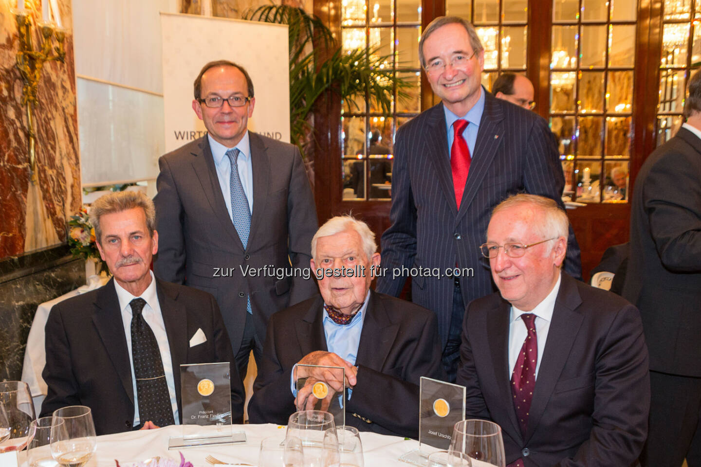 Franz Fiedler, Peter Haubner (Wirtschaftsbund-Generalsekretär), Herbert Krejci, Christoph Leitl (Wirtschaftsbund-Präsident), Josef Urschitz : Christoph Leitl verleiht Julius Raab Ehrenmedaille an 3 außergewöhnliche Persönlichkeiten : Fiedler, Krejci und Urschitz erhalten höchste Auszeichnung des Österreichischen Wirtschaftsbundes : Fotocredit: © www.fotoweinwurm.at