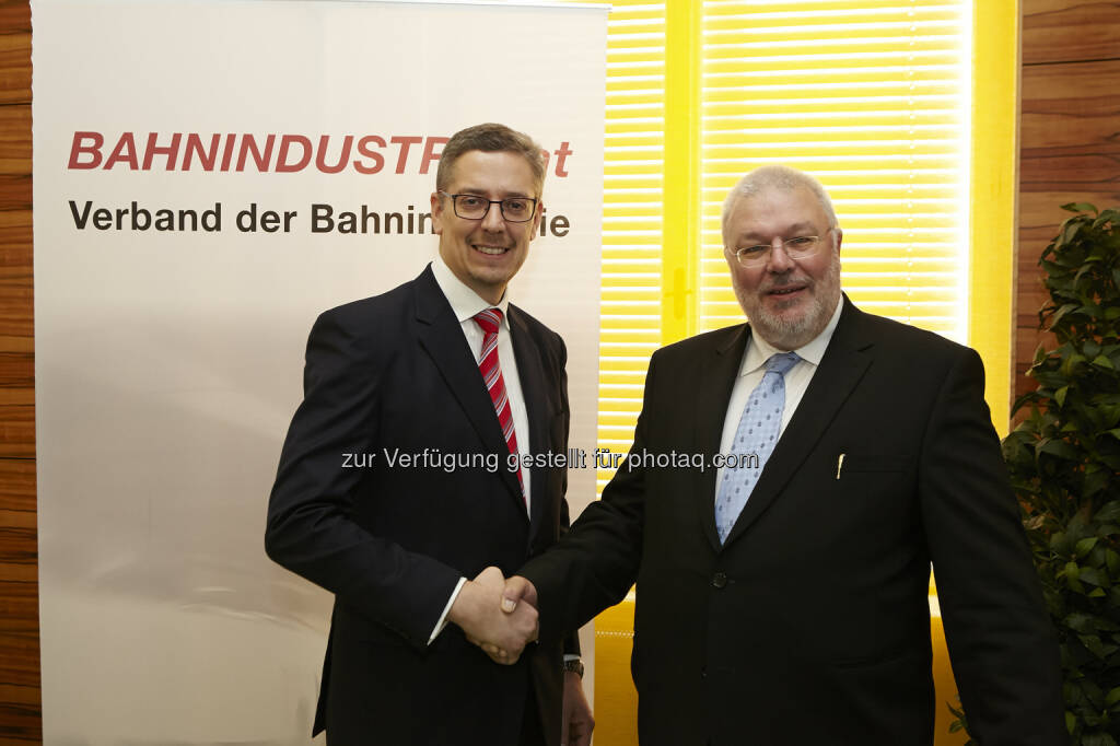 Thomas Karl, Wolfgang Röss : Verband der Bahnindustrie : Thomas Karl ist neuer Präsident und folgt Wolfgang Röss nach : Fotocredit: Verband der Bahnindustrie/APA-Foto/Roßboth, © Aussendung (19.11.2015) 