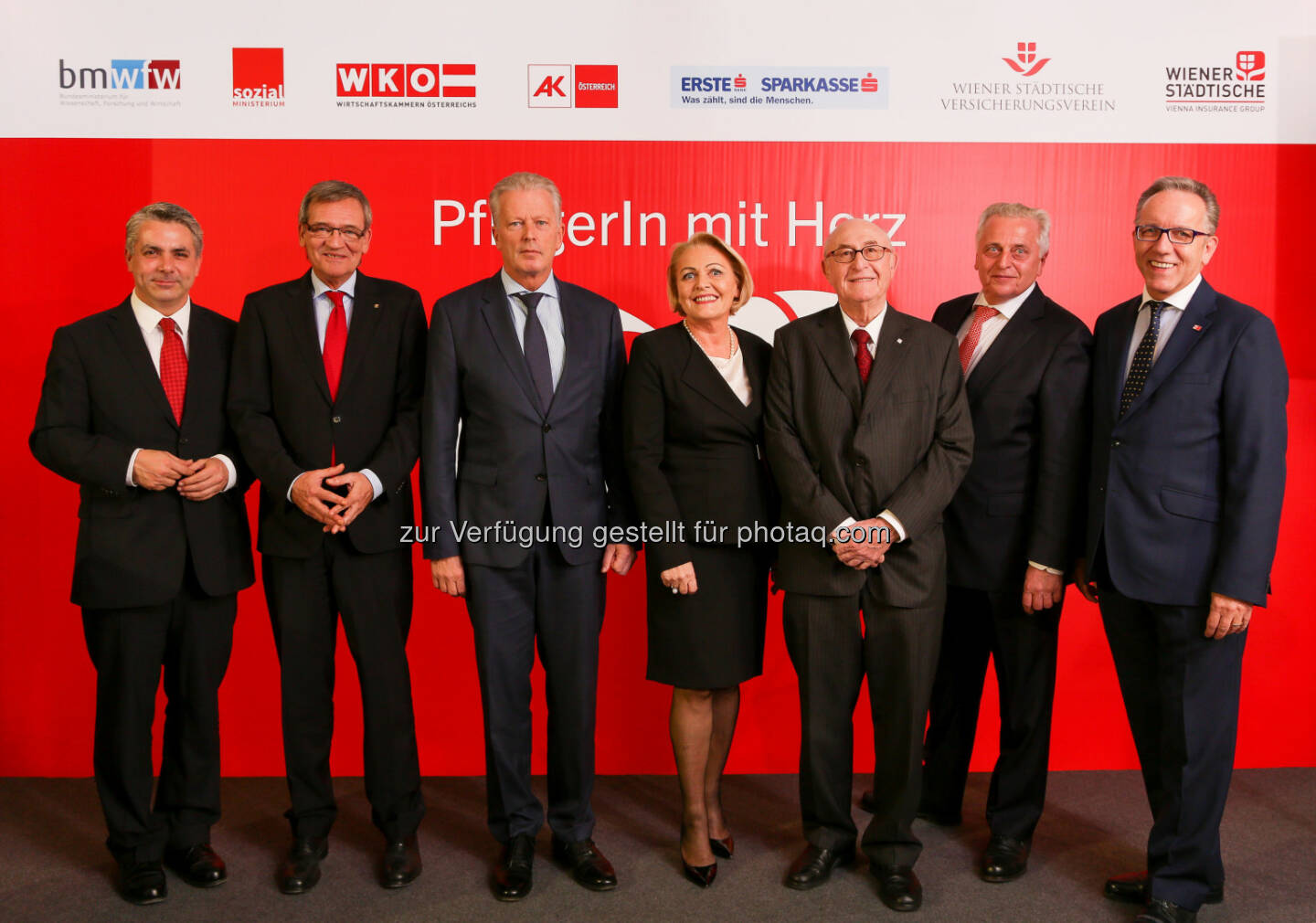 Peter Bosek (Erste Bank Vorstand), Robert Lasshofer (Wiener Städtische Generaldirektor), Reinhold Mitterlehner (Wirtschaftsminister), Anna Maria Hochhauser (WKÖ-Generalsekretärin), Günter Geyer (Präs. Verein „PflegerIn mit Herz“ und Vorstandsvors. Wiener Städtischen Versicherungsvereins), Rudolf Hundstorfer (Sozialminister), Rudi Kaske (AK-Präsident) : „PflegerIn mit Herz“ 2015 - Österreichs beste und beliebteste PflegerInnen sind gekürt : Fotocredit: Verein „PflegerIn mit Herz“/Richard Tanzer