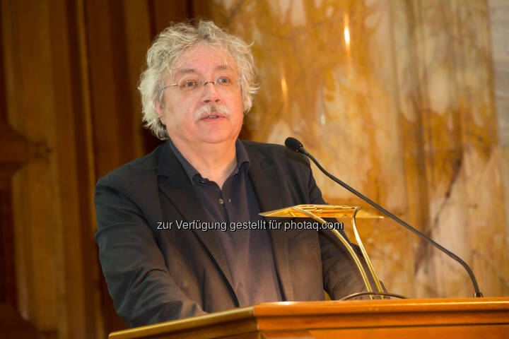 Karl-Markus Gauß : APA und UniCredit Bank Austria vergaben am Mittwoch, 18. November, in Wien zum zwölften Mal den Journalistenpreis „Writing for CEE. Der Schriftsteller und Ehrengast Karl-Markus Gauß hielt eine Rede über „Die Entdeckung Europas“ : Fotocredit: APA/APA-Fotoservice/Krisztian Juhasz