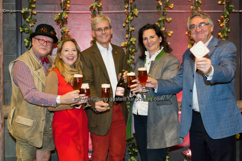 Conrad Seidl (Bierpapst), Marion Weinberger (Brand Manager Schwechater bei der Brau Union Österreich), Andreas Urban (Braumeister), Gabriela Maria Straka (Kommunikation/PR+CSR bei der Brau Union Österreich), Alfred Paleczny (Autor des Buches Die Wiener Brauherren) : In Schwechat hat im Jahr 1841 die Geschichte des Lagerbieres begonnen : Schwechater feiert 175 Jahre Lagerbier und präsentiert „Wiener Lager“ in Anlehnung an den weltberühmten historischen Bierstil :  Fotocredit: Rudolf Schmied/Brau Union Österreich, © Aussender (20.11.2015) 