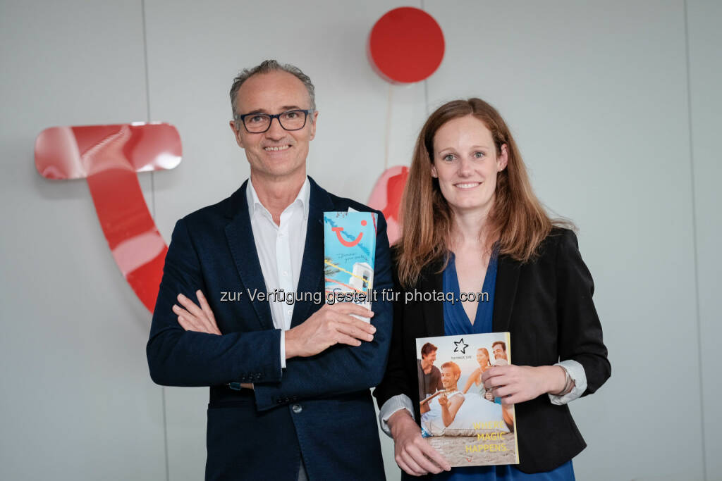 Dirk Lukas (CEO TUI Austria Holding), Lisa Weddig (COO TUI Österreich) : TUI Sommer 2016: Zeichen stehen auf Wachstum : Neue Flugstrecken, neue Zielgebiete mit Direktflug, mehr Partnerairlines : Die Zeichen bei TUI Österreich stehen klar auf Wachstum : Fotocredit: TUI/Albert , © Aussender (20.11.2015) 