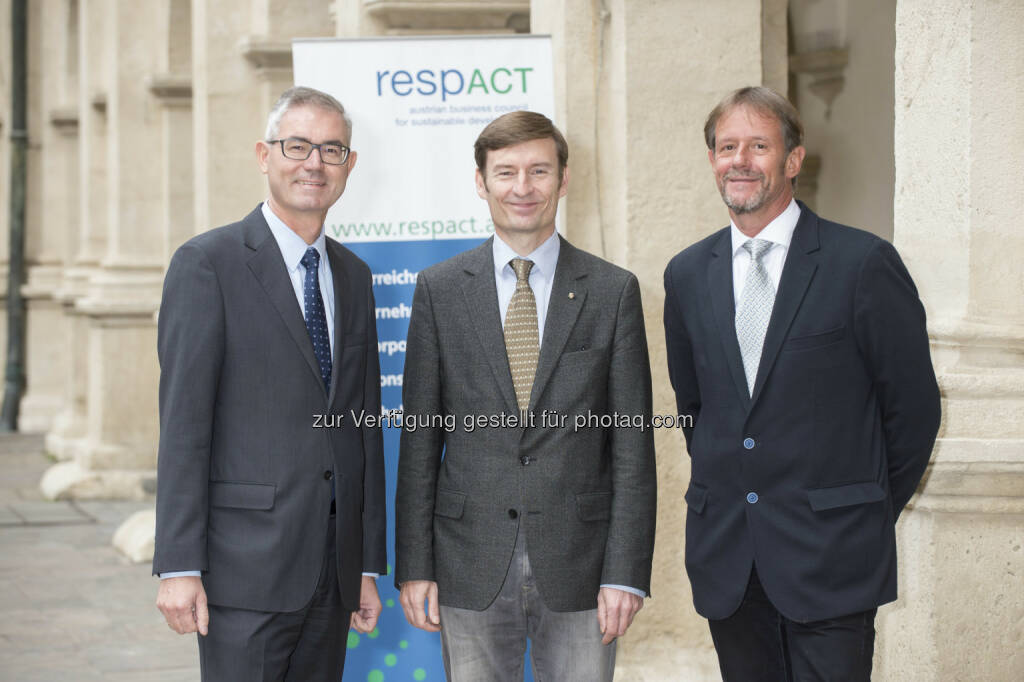 Peter Giffinger (GF Saint Gobain Rigips und respACT-Landeskoordinator), Herbert Schlossnikl (Vst. Vöslauer Mineralwasser AG), Wolfram Tertschnig (Leiter Abt. Umweltförderpolitik, Nachhaltigkeit, Biodiversität im Ministerium für ein lebenswertes Österreich) :  respACT Business Lunch in Graz : Neue EU Richtlinie zu Nachhaltigkeitsberichterstattung fordert mehr Transparenz von österreichischen Unternehmen : Rund zwanzig Vorstände namhafter steirischer Betriebe diskutierten im Rahmen des jährlichen respACT-Business Lunches in Graz über die Bedeutung von Nachhaltigkeitsberichten : Fotocredit: respACT / Foto Fischer, © Aussender (20.11.2015) 