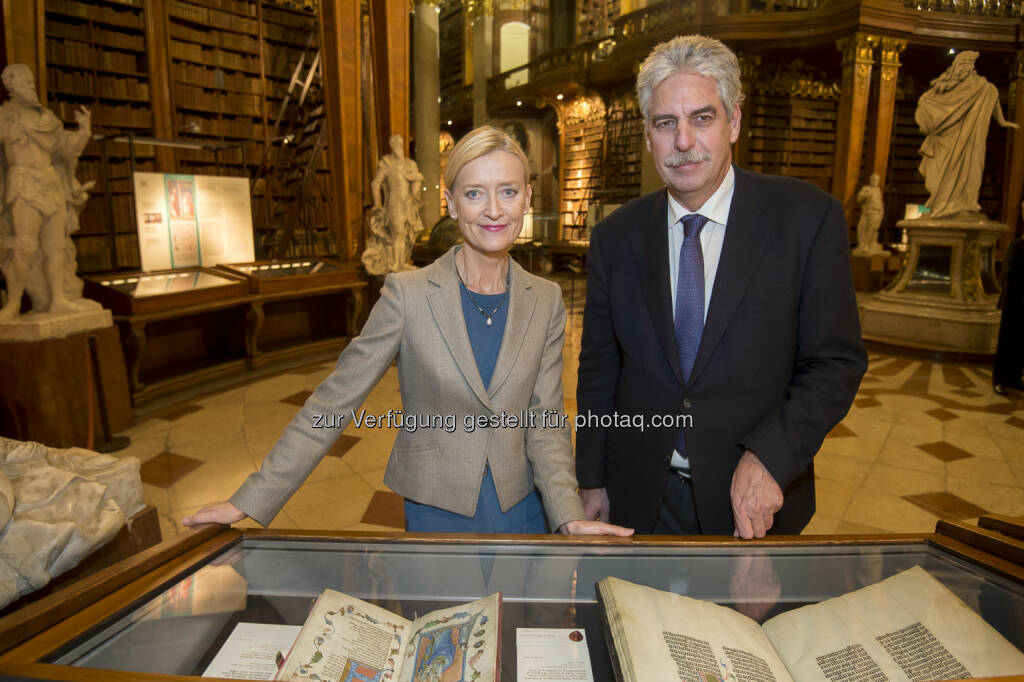 Johanna Rachinger (Generaldirektorin Österr. Nationalbibliothek), Hans Jörg Schelling (Finanzminister) : Eröffnung der Ausstellung Goldene Zeiten in der Österreichischen Nationalbibliothek : Meisterwerke der Buchkunst von der Gotik bis zur Renaissance : Fotocredit: Österreichische Nationalbibliothek/APA-Fotoservice/Hörmandinger, © Aussendung (20.11.2015) 