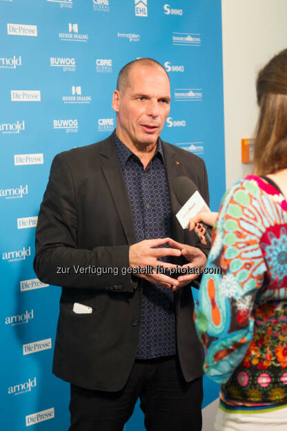 Yanis Varoufakis : Yanis Varoufakis äußert sich negativ auf der re.comm 15 in Kitzbühel zum verabschiedeten Reformpaket : Dies sei nur ein kleiner Teil eines Programms, das geschaffen wurde, um zu scheitern : Fotocredit: Jana Madzigon / epmedia, © Aussender (21.11.2015) 