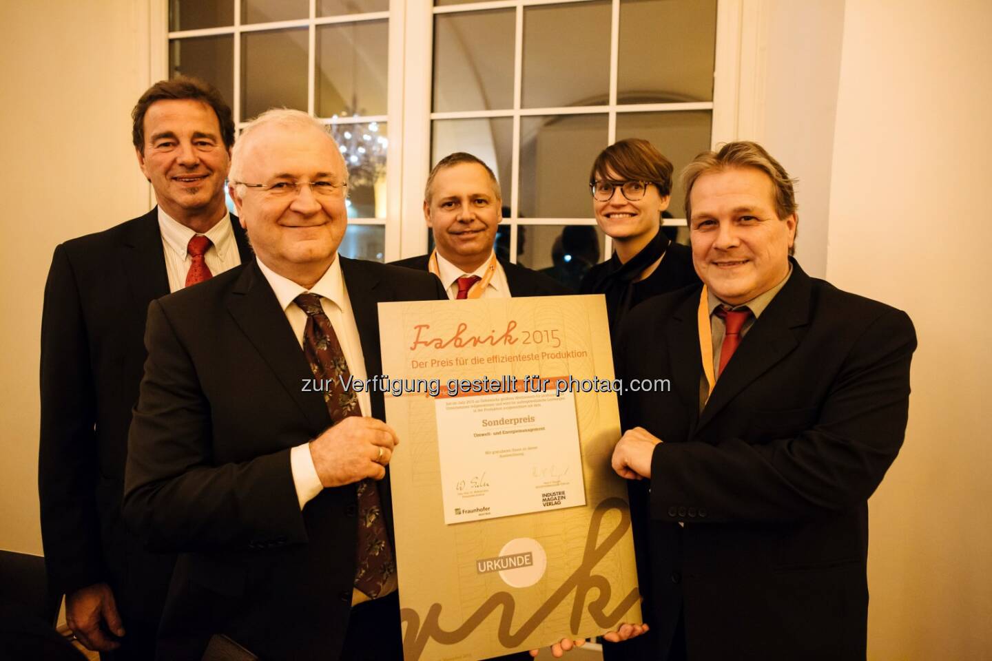 Wilfried Sihn (Vorstand des Instituts für Managementwissenschaften an der TU Wien), Alfred Smyrek (Werksleiter Wien), Thomas Fuhrmann (Sheq Management Wien), Eva Czernohorszky (Vienna Business Agency – Head of Technology Services), Christian Weiser (Produktionsleiter Wien) : Fraunhofer Institut Austria und „Industriemagazin“ Wettbewerb „Fabrik des Jahres 2015“ : Henkel für nachhaltiges Wirtschaften ausgezeichnet : Wiener Werk gewinnt Sonderpreis für „Energie- und Umweltmanagement“ : Fotocredit: Matthias Heschl