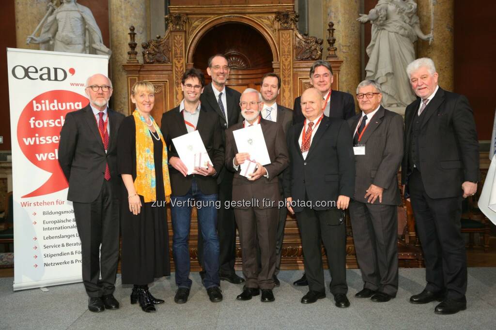 Anton Mair (bmeia), Barbara Weitgruber (bmwfw), Robert Hafner (Uni Innsbruck), Heinz Faßmann (Uni Wien), Georg Grünberg (Uni Wien), Stefan Zotti (OeAD-GmbH), Gerhard Glatzel (Kommission Interdisziplinäre Ökologische Studien, ÖAW), Andreas Obrecht (OeAD-GmbH), Erich Thöni (Vors. des Kuratoriums Kommission Entwicklungsforschung), Hubert Dürrstein (GF OeAD-GmbH) : BM Reinhold Mitterlehner : „Österreichs Forscher leisten wertvollen Beitrag zur Entwicklungszusammenarbeit“ : Bmwfw und OeAD verleihen Preise für Entwicklungsforschung an Georg Grünberg und Robert Hafner : Fotocredit: OeAD-GmbH/APA-Fotoservice/Schedl, © Aussendung (23.11.2015) 