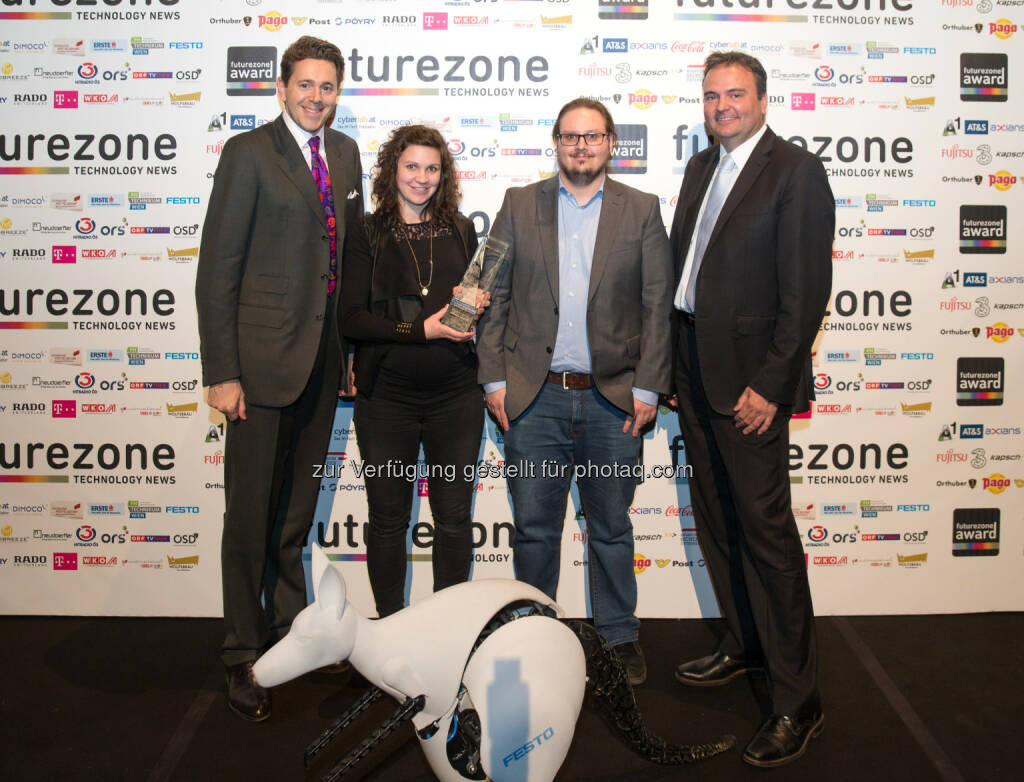 Harald Mahrer (Staatssekretär, bmwfw), S. Gspandl (CEO) und V. Kriegl von incubed IT, Rainer Ostermann (Country Manager Festo Österreich) : Futurezone Robotik-Award 2015 powered by Festo: Die SmartShuttles von incubed IT wurden mit dem futurezone Robotik-Award 2015 powered by Festo ausgezeichnet : Das steirische Unternehmen incubed IT erhält die Auszeichnung für seine intelligenten Transportroboter Smart Shuttles – eine hochflexible Lösung für die Logistik : Fotocredit: Kurier, Novy, Christandl , © Aussendung (23.11.2015) 