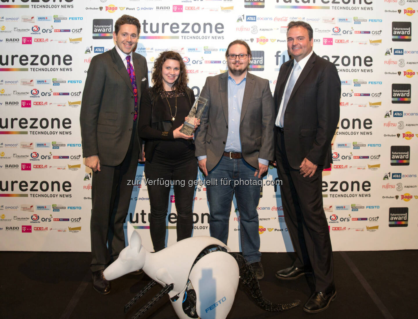 Harald Mahrer (Staatssekretär, bmwfw), S. Gspandl (CEO) und V. Kriegl von incubed IT, Rainer Ostermann (Country Manager Festo Österreich) : Futurezone Robotik-Award 2015 powered by Festo: Die SmartShuttles von incubed IT wurden mit dem futurezone Robotik-Award 2015 powered by Festo ausgezeichnet : Das steirische Unternehmen incubed IT erhält die Auszeichnung für seine intelligenten Transportroboter Smart Shuttles – eine hochflexible Lösung für die Logistik : Fotocredit: Kurier, Novy, Christandl 