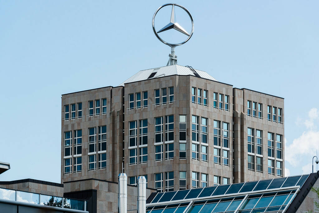 Daimler Headquarter, Mercedes, Stern, Stuttgart <a href=http://www.shutterstock.com/gallery-501652p1.html?cr=00&pl=edit-00>Frank Gaertner</a> / <a href=http://www.shutterstock.com/editorial?cr=00&pl=edit-00>Shutterstock.com</a>, © www.shutterstock.com (25.11.2015) 