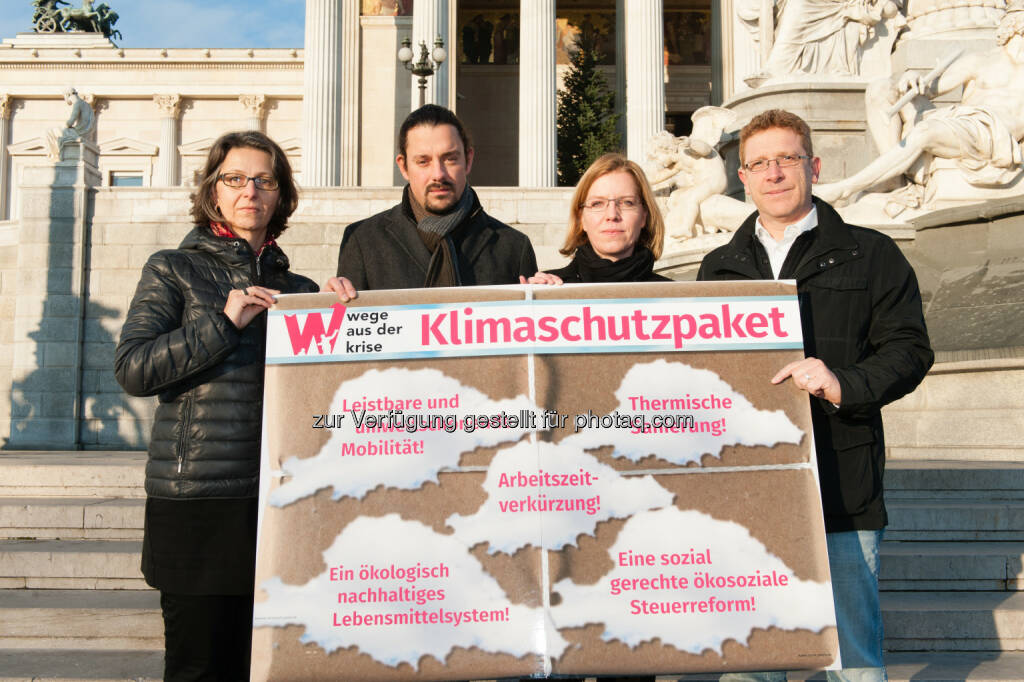 Alexandra Strickner (Attac), Adam Pawloff (Greenpeace), Leonore Gewessler (GF Global 2000), Bernhard Achitz (Leitender Sekretär ÖGB) : ÖGB & NGOs fordern Klimaschutzpaket für Österreich : „Klimakrise und steigende Arbeitslosigkeit gemeinsam bekämpfen“ : Credit: GLOBAL 2000/ Christoph Liebentritt, © Aussender (25.11.2015) 