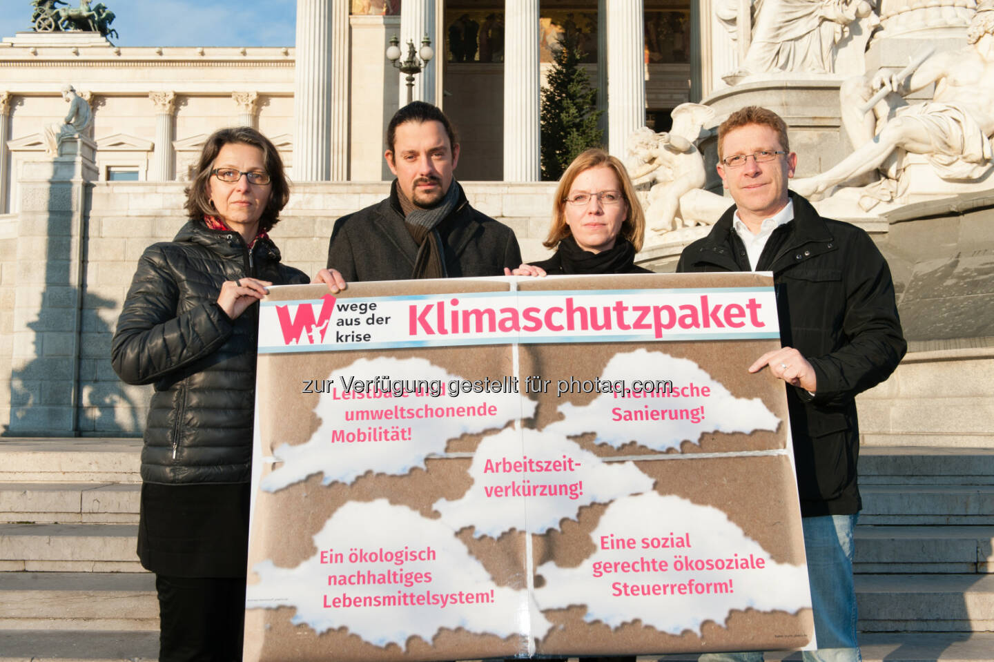 Alexandra Strickner (Attac), Adam Pawloff (Greenpeace), Leonore Gewessler (GF Global 2000), Bernhard Achitz (Leitender Sekretär ÖGB) : ÖGB & NGOs fordern Klimaschutzpaket für Österreich : „Klimakrise und steigende Arbeitslosigkeit gemeinsam bekämpfen“ : Credit: GLOBAL 2000/ Christoph Liebentritt