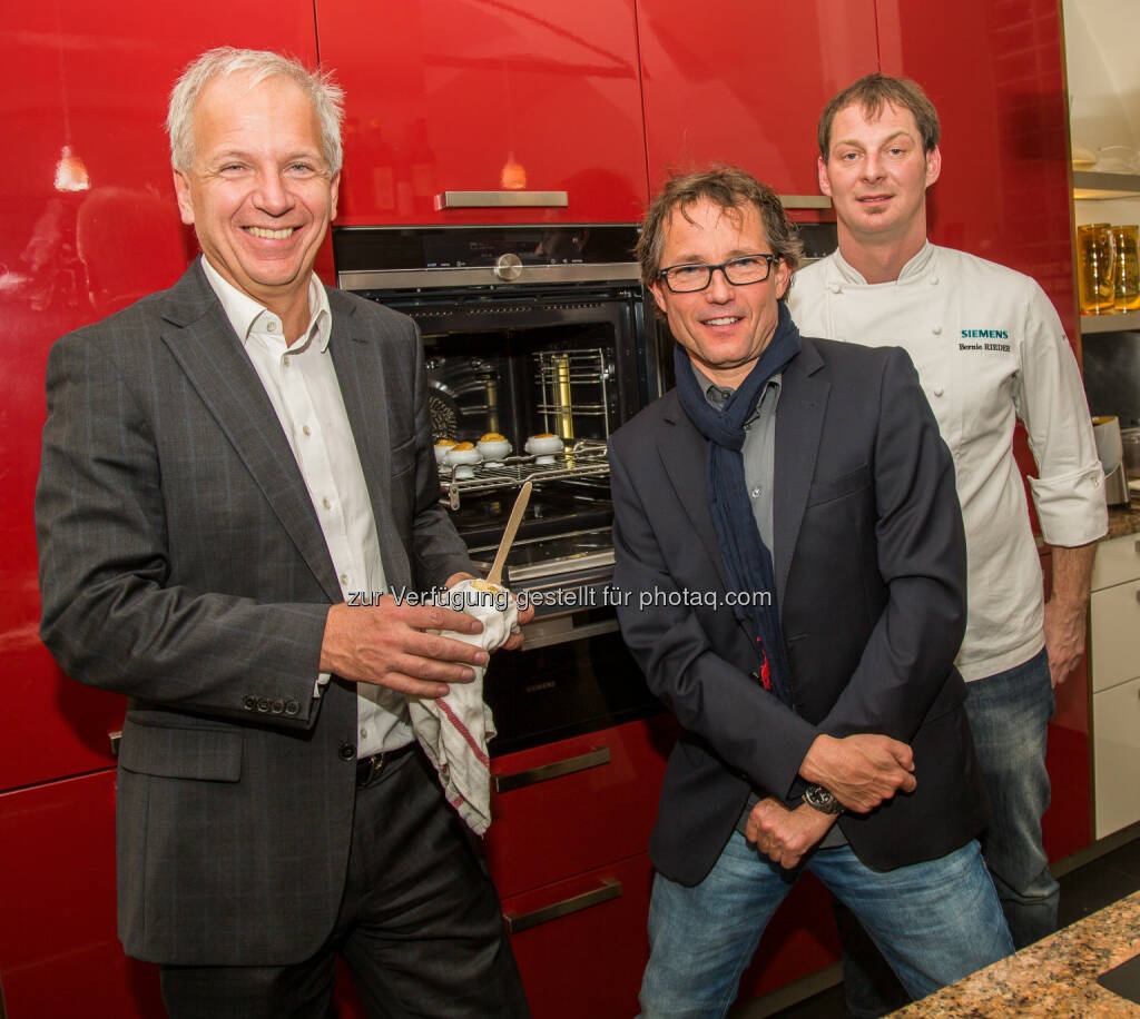 Erich Scheithauer (Geschäftsleiter Siemens), Ferdinand Hladik (kitchen12 Chef), Bernie Rieder (Spitzenkoch) : Kochen mit Lebensgefühl und Spitzenkoch Bernie Rieder : Siemens startet „cookingShow“ in Grazer Kochschule kitchen 12 : Fotocredit: BSH Hausgeräte Gesellschaft mbH/APA-Fotoservice/Angerer, © Aussender (25.11.2015) 