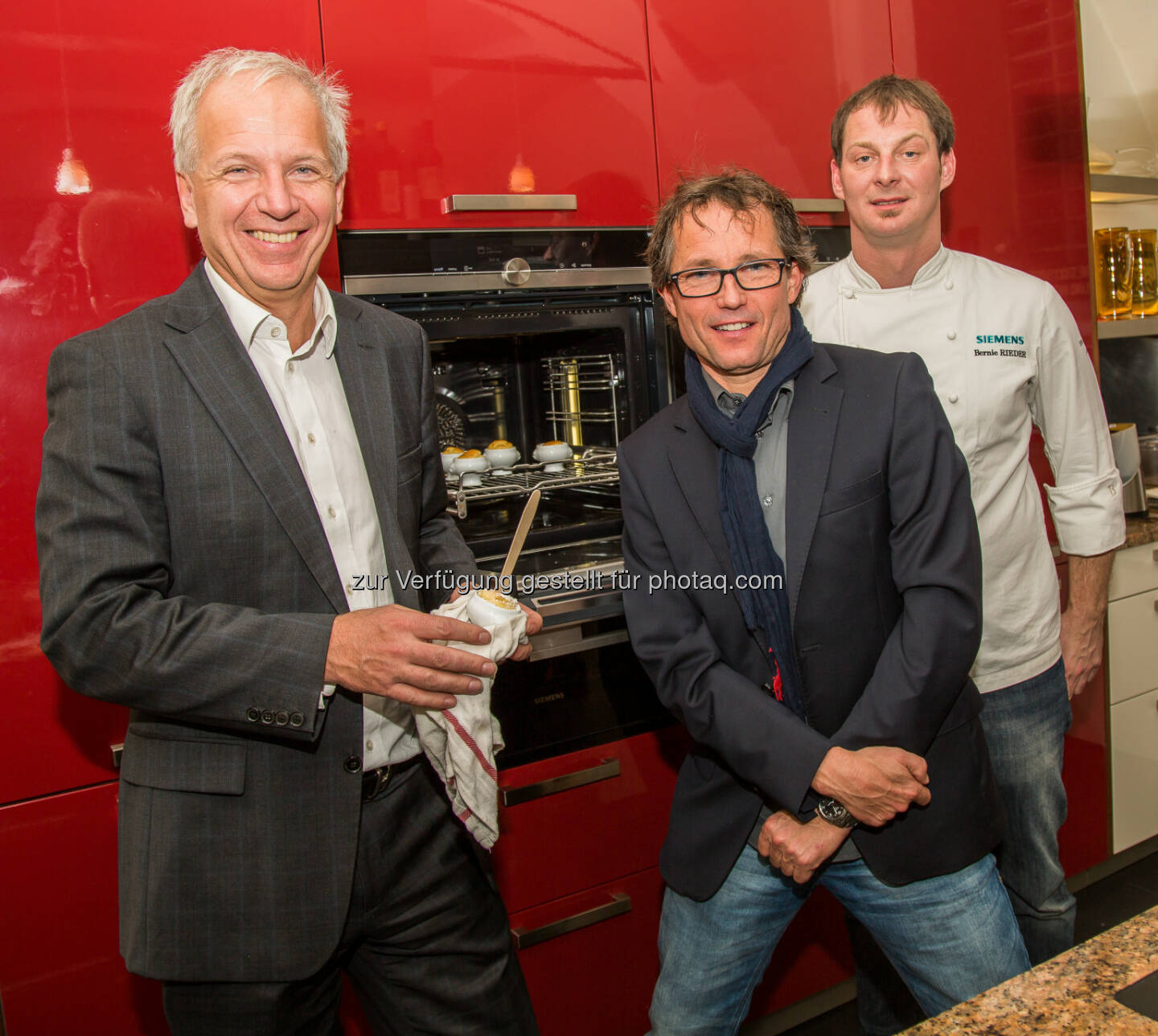 Erich Scheithauer (Geschäftsleiter Siemens), Ferdinand Hladik (kitchen12 Chef), Bernie Rieder (Spitzenkoch) : Kochen mit Lebensgefühl und Spitzenkoch Bernie Rieder : Siemens startet „cookingShow“ in Grazer Kochschule kitchen 12 : Fotocredit: BSH Hausgeräte Gesellschaft mbH/APA-Fotoservice/Angerer