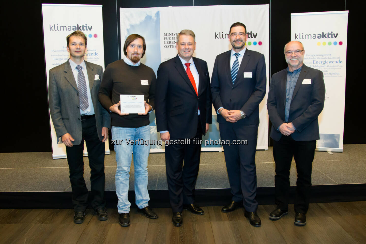 Thomas Tschuffer (Leitung Instandhaltung A&R Carton Graz), Rene Tanner (Energiemanager A&R Carton Graz), BM Andrä Rupprechter, Peter Szabó (GF A&R Carton Graz), Walter Waldner (Ing. Walter Waldner Anlagen- und Verfahrenstechnik) : A&R Carton Graz im Rahmen des klimaaktiv Programms energieeffiziente betriebe bereits mit vierter klimaaktiv Auszeichnung durch die Österreichische Energieagentur geehrt : Fotocredit: J. Madzigon