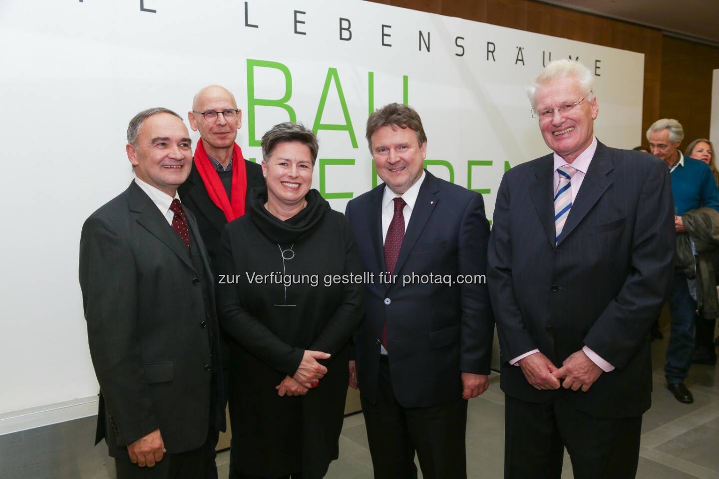 Adolph Stiller (Ausstellungskurator), Otto Kapfinger (Mitglied Hauptjury Österr. Bauherrenpreis 2015), Franziska Leeb (Vst.-Mitglied Zentralvereinigung ArchitektInnen Österr.), Michael Ludwig (Wohnbaustadtrat), Rudolf Ertl (Vorstandsdir. Wr. Städt. Versicherungsverein) : Ausstellungseröffnung im Ringturm: „Ausgezeichnete Lebensräume – Der Bauherrenpreis ʼ15“ : Fotocredit: Wr. Städtische Wechselseitiger Versicherungsverein/APA-FS/Tanzer