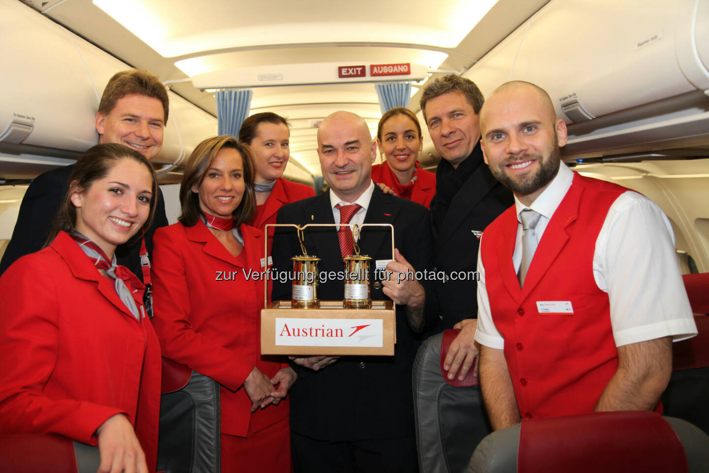 Wolfgang Kerndler (Austrian Airlines Sicherheitsbeauftragter) mit Friedenslicht : Austrian Airlines bringt das ORF Friedenslicht nach Österreich : Aus Bethlehem als grenzüberschreitendes Symbol in der Weihnachtszeit : © Austrian Airlines_Wolfgang Kerndler