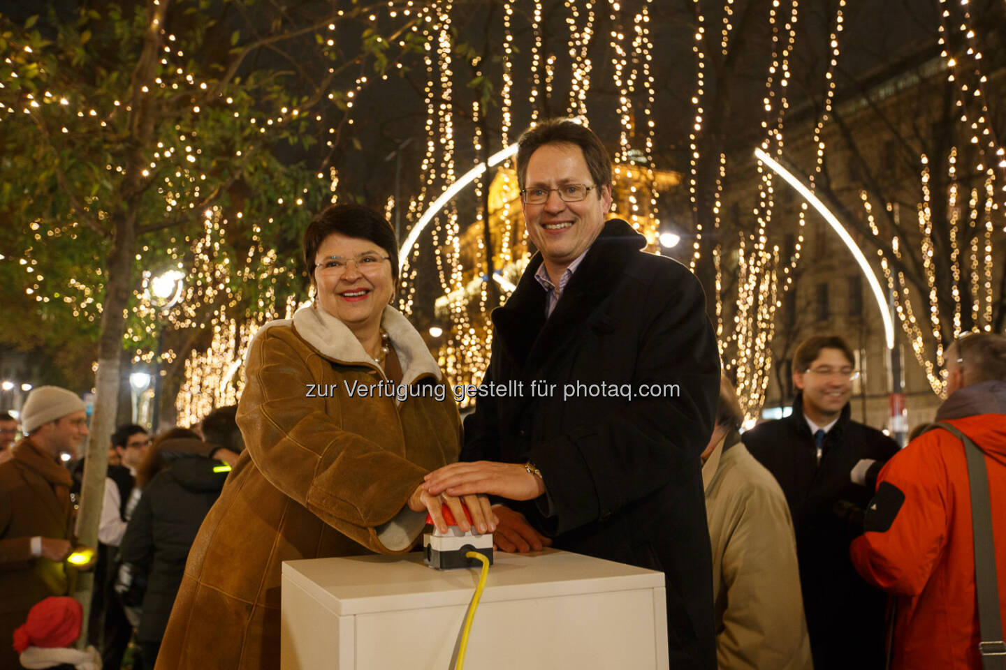 Renate Brauner (Wirtschaftsstadträtin), Rainer Trefelik (Obmann Sparte Handel Wirtschaftskammer Wien) | Wiener Ringstraße leuchtet zum ersten Mal weihnachtlich | Fotocredit Florian Wieser