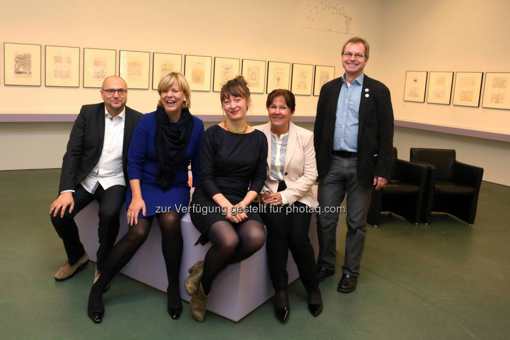 Gottfried Gusenbauer (Direktor & Kurator Karikaturmuseum Krems), Barbara Schwarz (Landesrätin NÖ), Barbara Yelin (Künstlerin), Ulrike Marcks (Tochter der Künstlerin Marie Marcks), Tom Kronenberg (Kurator caricatura museum frankfurt) : Marie Marcks & Barbara Yelin: Zwei Meisterinnen der Zeichenkunst im Karikaturmuseum Krems : Fotocredit: Karikaturmuseum, Foto Christian Redtenbacher, © Aussendung (29.11.2015) 