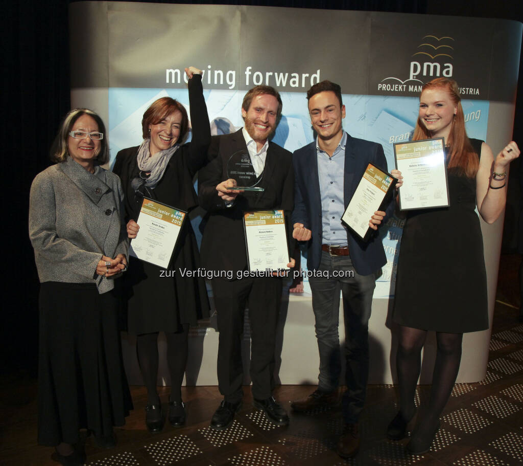 Brigitte Schaden (Projekt Management Austria/pma Vorstandsvorsitzende), Projektteam des Management Centers Innsbruck : Sieger des pma junior award 2015 mit ihrem eingereichten Projekt „Traumberuf Sozialarbeit“ : Fotocredit: pma/Mayr, © Aussendung (30.11.2015) 