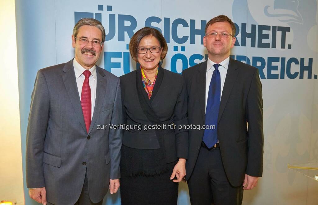 Erwin Hameseder (KSÖ-Präsident), Johanna Mikl-Leitner (Innenministerin), Alexander Janda (KSÖ-Generalsekretär) : 1975-2015: Rückblicke - Einblicke – Ausblicke : Ein Blick in Zukunft und Vergangenheit. Kuratorium Sicheres Österreich wird 40 : Fotocredit: BMI; Alexander Tuma, © Aussendung (30.11.2015) 