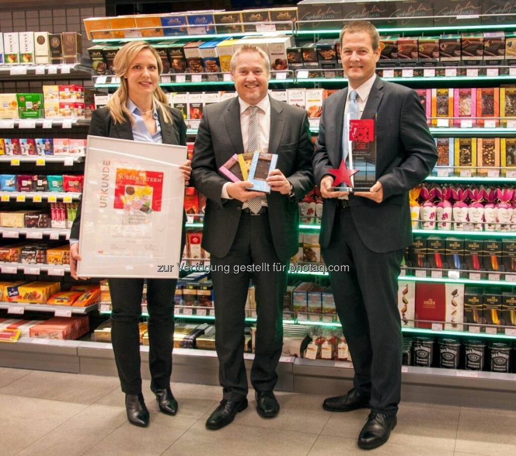 Michaela Köster (Category Managerin), Thomas Schrenk (GF), Michael Passenbrunner (Einkaufsleiter) : Sweets Global Network : Verleihung des „Süßen Stern 2015“ am 16. Internationalen Süßwaren-Kongress in Berlin : Maximarkt Anif als erster österreichischer Teilnehmer mit dem „Süßen Stern“ ausgezeichnet : Fotocredit: http://pressecenter.reichlundpartner.com, © Aussendung (01.12.2015) 