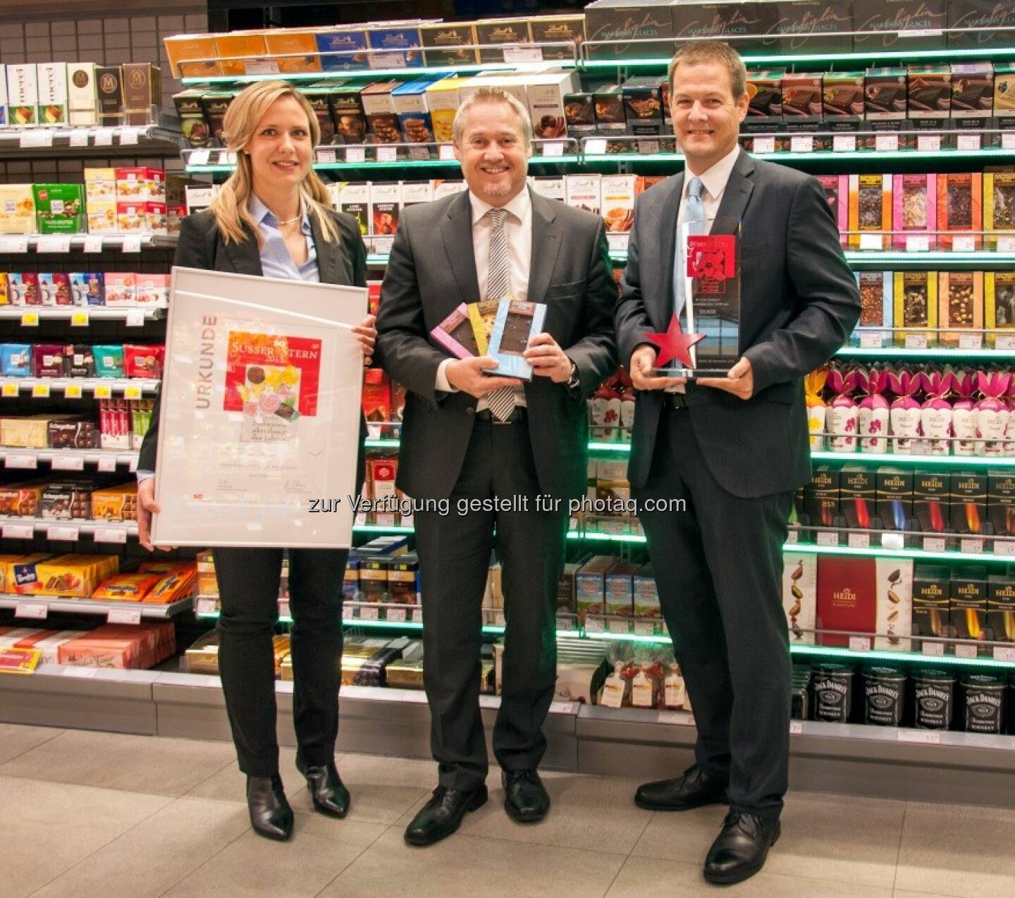 Michaela Köster (Category Managerin), Thomas Schrenk (GF), Michael Passenbrunner (Einkaufsleiter) : Sweets Global Network : Verleihung des „Süßen Stern 2015“ am 16. Internationalen Süßwaren-Kongress in Berlin : Maximarkt Anif als erster österreichischer Teilnehmer mit dem „Süßen Stern“ ausgezeichnet : Fotocredit: http://pressecenter.reichlundpartner.com