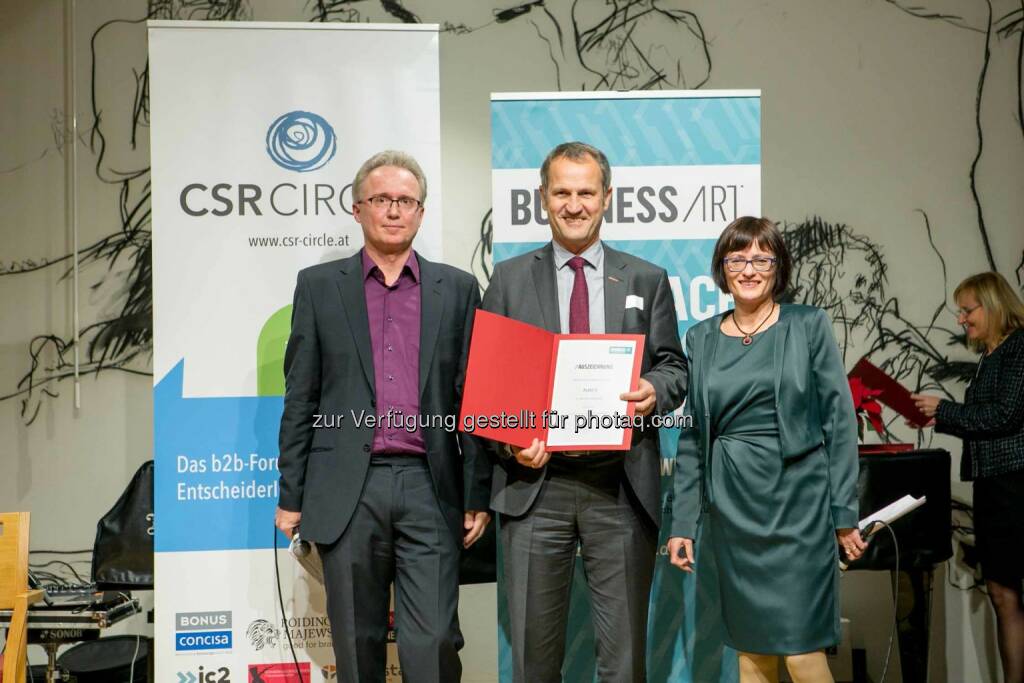 Christian Brandstätter, Geschäftsführer lebensart Verlags GmbH, Anton Seebacher, Leiter der BKS Bank-Direktion Wien, Roswitha Reisinger, Geschäftsführerin lebensart Verlags GmbH: 1. Platz für die BKS Bank als Nachhaltiger Gestalter (C) Martina Draper, © Aussendung (01.12.2015) 