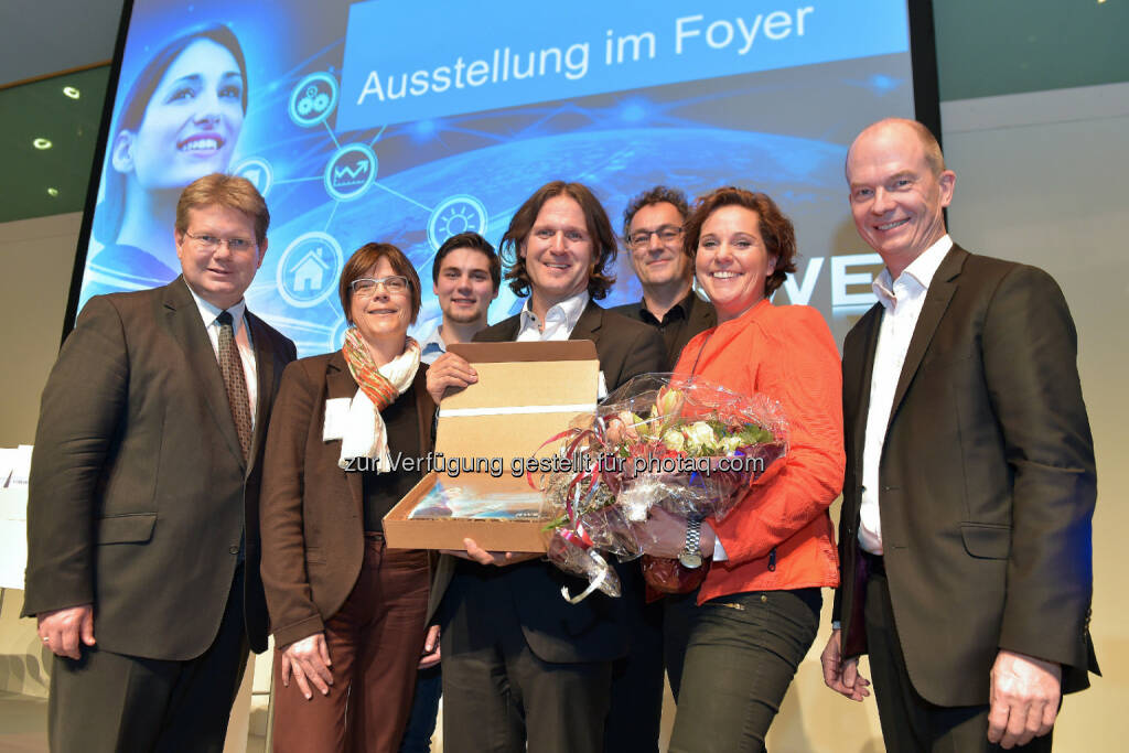 Arndt Neuhaus (Vorstandsvorsitzender der RWE Deutschland AG), Simone Raskob (Essener Umwelt- und Baudezernentin), Finn Thieme (IT-Student), Gerd Leonhardt (Futurist), Timo Leukefeld (Energie-Professor), Steffi Neu (Moderatorin), Dietrich Gemmel (RWE Effizienz, Gastgeber) : Die Welt von morgen – schon heute im Fokus : RWE-Forum Energieeffizienz in der Philharmonie Essen : Experten werfen Blick in die Zukunft : Trends zu mehr Digitalisierung : Fotocredit: RWE Effizienz, © Aussendung (01.12.2015) 