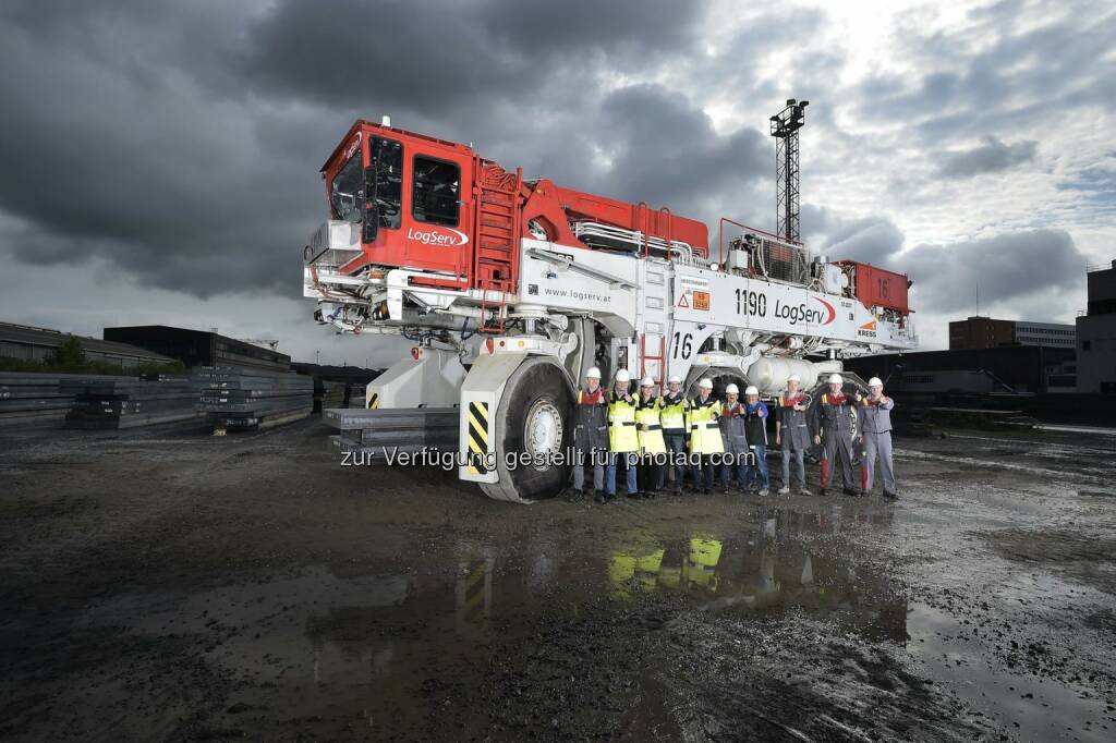 Ein neuer Portalhubwagen ist bei der voestalpine Logistik Service GmbH (#LogServ) im Einsatz. Dieser hat schon eine lange Reise hinter sich, denn das Schwerfahrzeug wurde von Illinois (USA) nach Linz transportiert. http://bit.ly/1Rj6dSY  Source: http://facebook.com/voestalpine (01.12.2015) 