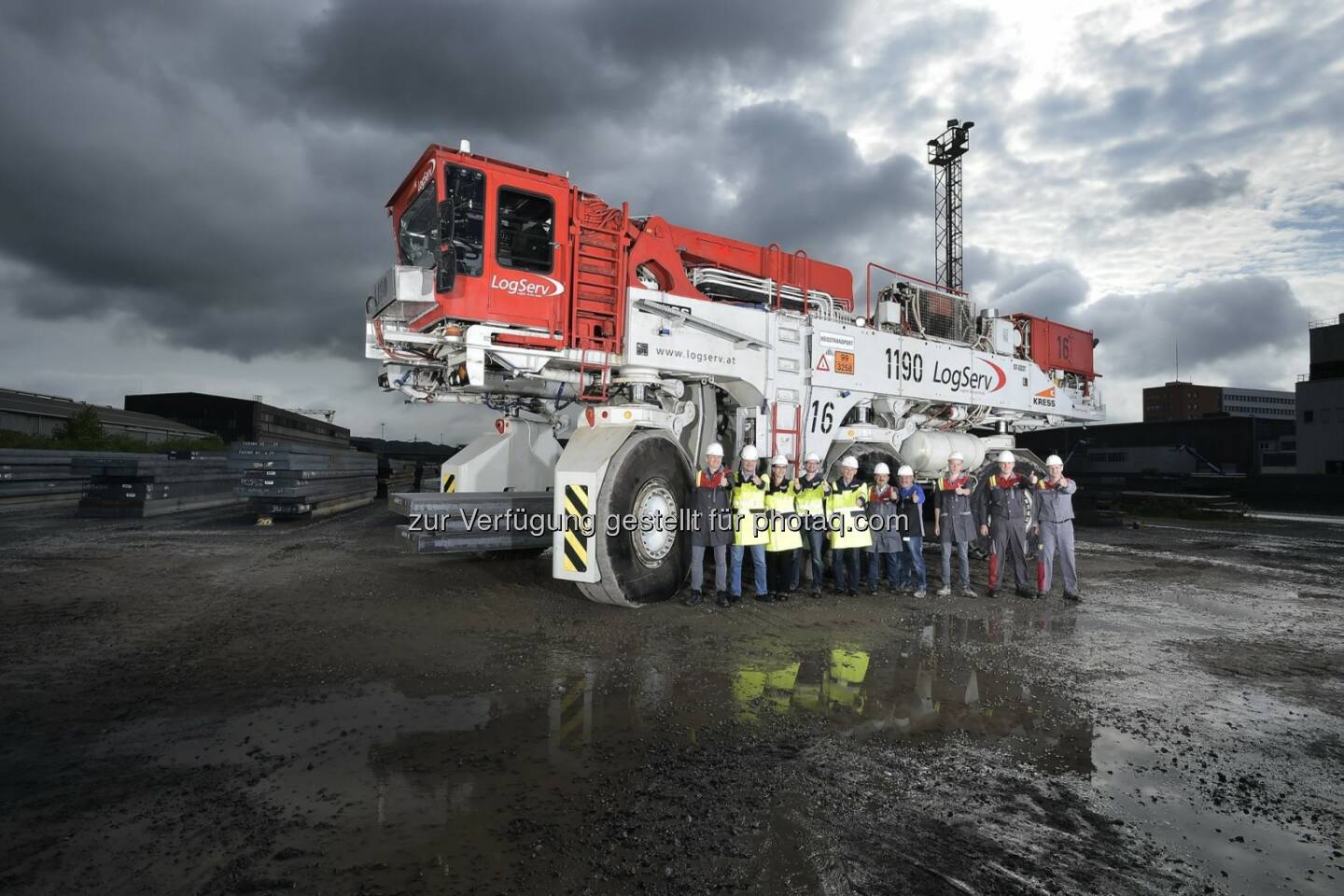 Ein neuer Portalhubwagen ist bei der voestalpine Logistik Service GmbH (#LogServ) im Einsatz. Dieser hat schon eine lange Reise hinter sich, denn das Schwerfahrzeug wurde von Illinois (USA) nach Linz transportiert. http://bit.ly/1Rj6dSY  Source: http://facebook.com/voestalpine